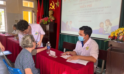 Khám bệnh miễn phí cho người dân Huế hưởng ứng Ngày Sức khỏe toàn dân