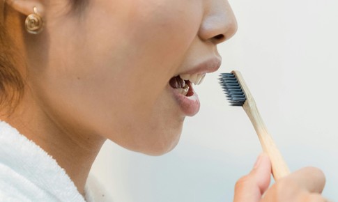 Bước vệ sinh miệng quan trọng không kém đánh răng nhưng nhiều người thường bỏ qua