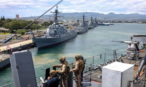 Bệ phóng lạ tại vị trí 'đắt giá' trên tàu chiến Mỹ