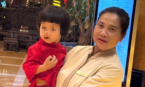 Người phụ nữ chở bé gái đến cổng đền Xã Tắc rồi bỏ lại