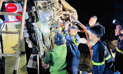 Tuyên Quang: Xuyên đêm giải cứu tài xế mắc kẹt dưới vực sâu 80m