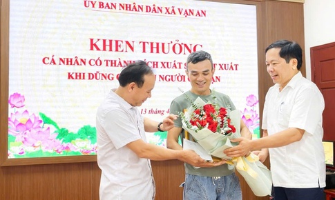Khen thưởng người đàn ông dũng cảm lao xuống sông Lam cứu hai mẹ con
