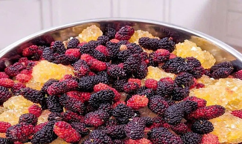 Dâu tằm ngâm nổi váng: Độc tố cần loại bỏ hay chỉ hớt váng là được?