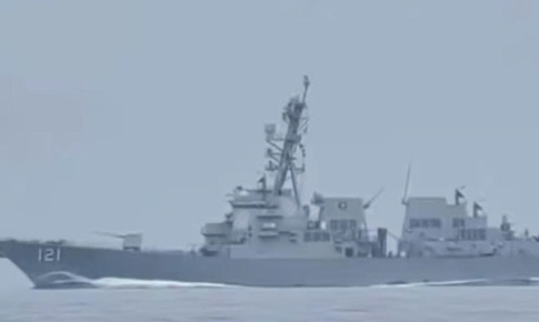 Iran công bố video buộc tàu chiến Mỹ rút khỏi eo biển Hormuz