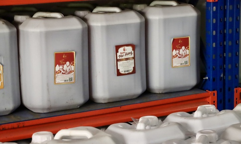 Phát hiện cơ sở chứa gần 9.000 lít rượu táo mèo, rượu mơ... đựng trong can nhựa, dán nhãn sơ sài