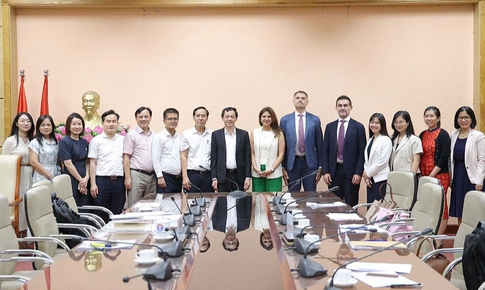 
Thứ trưởng Nguyễn Tri Thức tiếp, làm việc với Giám đốc Toàn cầu phụ trách Vắc xin, Tập đoàn Sanofi