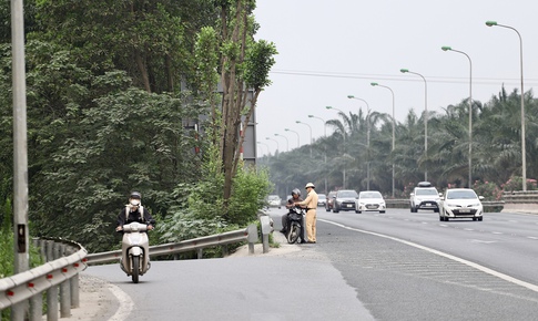 Xe máy 'tranh đường' với ô tô trên đại lộ Thăng Long bị phạt nặng, trừ điểm GPLX