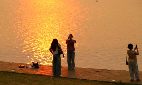 Nắng nóng gay gắt, người dân tìm đến bờ sông Hương giải nhiệt, 'săn' hoàng hôn