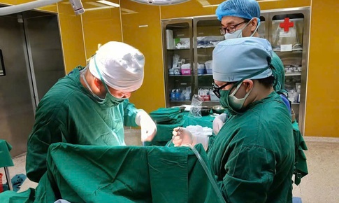 Cứu sống người đàn ông bị thủng đường tiêu hóa nhiều lần ở Quảng Ninh