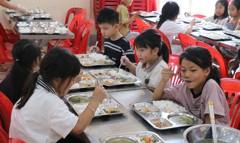 Giá gas tăng, trường học Nghệ An chật vật xoay xở bữa ăn bán trú