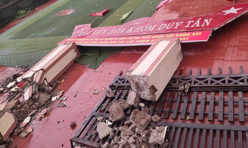 Nhiều nhà dân, công trình công cộng ở Quảng Trị bị hư hại sau trận lốc xoáy