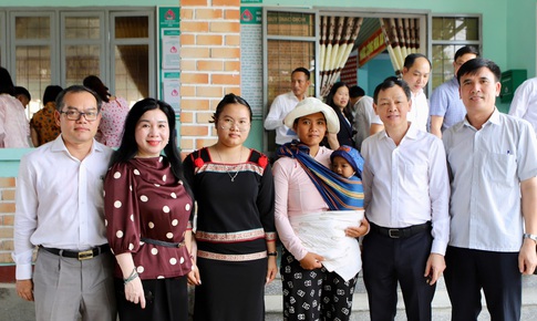 Đoàn công tác Bộ Y tế thăm, tặng quà cơ sở y tế và trẻ em có hoàn cảnh khó khăn ở Đắk Lắk