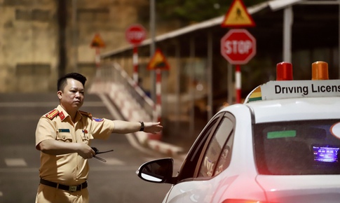 Sát hạch lái xe tại Hà Nội: Dùng công nghệ 'bịt cửa' gian lận