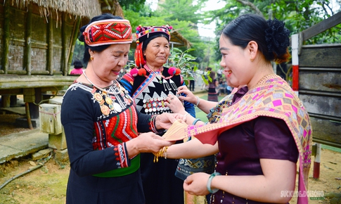 Những 'ngọn lửa' bền bỉ gìn giữ văn hóa truyền thống thôn làng Việt Nam