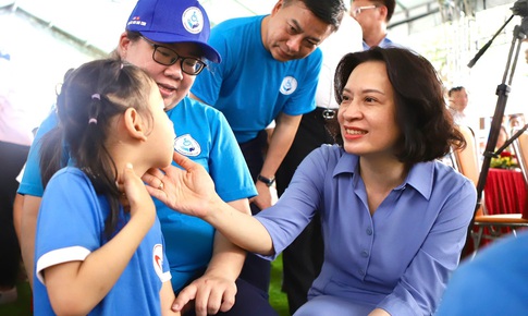 Thứ trưởng Bộ Y tế Nguyễn Thị Liên Hương thăm và tặng quà cho trẻ em khuyết tật tại TPHCM
