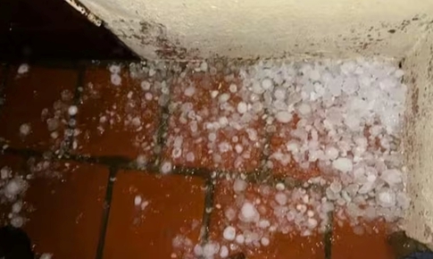 Mưa đá, dông lốc trong đêm tại Thanh Hóa