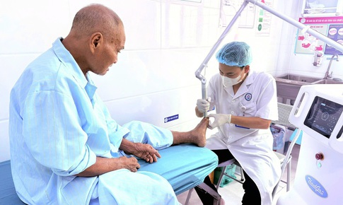 Ứng dụng kỹ thuật cao, Bệnh viện Nội tiết Nghệ An nâng hiệu quả điều trị loét bàn chân