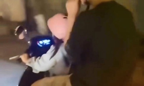 Xôn xao bé gái 6 tuổi điều khiển xe máy điện chở người lưu thông trên đường