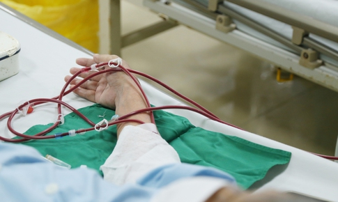 'Ngôi nhà' của những người chạy thận ở phía trong chợ Giời