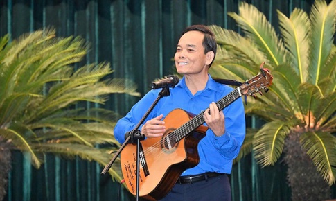 Video Bí thư Thành ủy TPHCM Trần Lưu Quang ôm đàn hát tặng thanh niên
