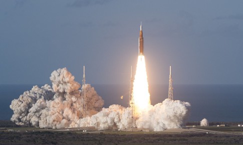 Chiêm ngưỡng khoảnh khắc tàu vũ trụ đưa con người thám hiểm Mặt Trăng lần thứ 2