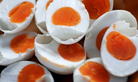 4 tác dụng bất ngờ của trứng muối với sức khỏe, ăn thế nào là đúng cách?