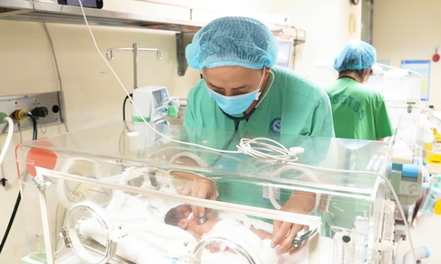 'Cuộc chiến' 120 ngày của em bé chào đời chỉ nặng 500 gram và chồng bệnh án lên đến 2kg