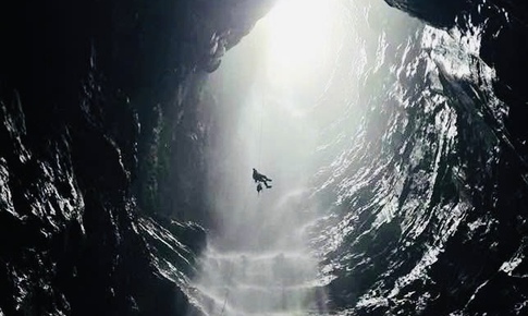 Phát hiện hang động có thác nước bên trong với nhiệt độ thấp lạ thường