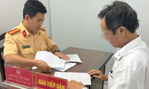 Phạt 7 triệu đồng tài xế lái ô tô trên vỉa hè ở TPHCM