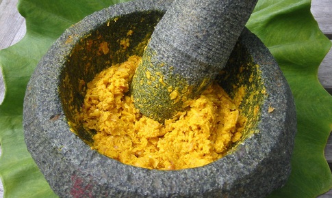 Có nên giã nghệ tươi lấy nước uống?