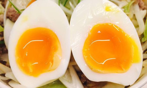 4 nhóm người không nên ăn trứng lòng đào