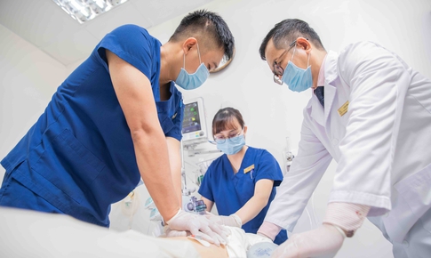 Chuyên gia hồi sức cấp cứu tiết lộ hậu trường những chuyến vận chuyển y tế xuyên biên giới