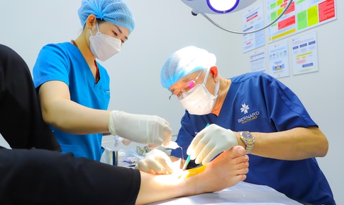 Bác sĩ hơn 70 tuổi vẫn bền bỉ với vết thương khó lành