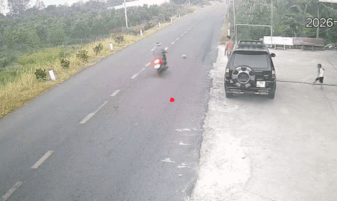 Video khoảnh khắc quả bóng lăn ra đường khiến người đi xe máy gặp nạn