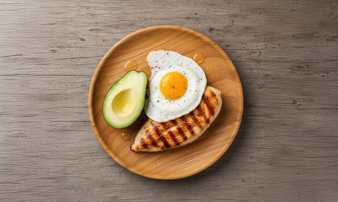 Ăn ức gà có giúp giảm cân tốt hơn ăn trứng?