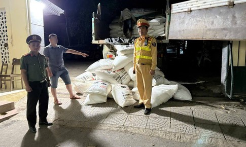 Xe tải chạy 'như bay' lúc đêm khuya, lộ 200 bao tải chứa chất lạ