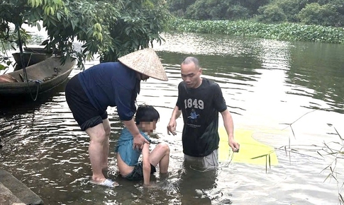 Cố bơi ra sông lấy lại diều đứt dây, bé trai 12 tuổi suýt chết đuối