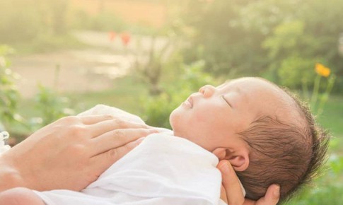 Phân biệt mồ hôi trộm sinh lý và bệnh lý ở trẻ