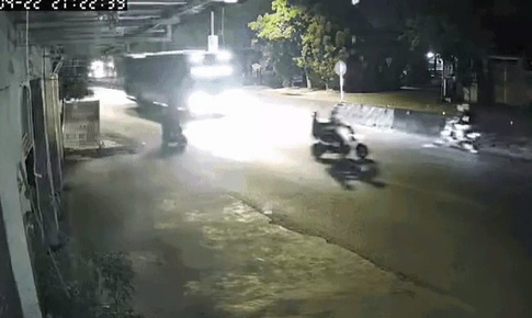 Băng qua đường bất cẩn, hai người suýt gặp nạn trước xe khách