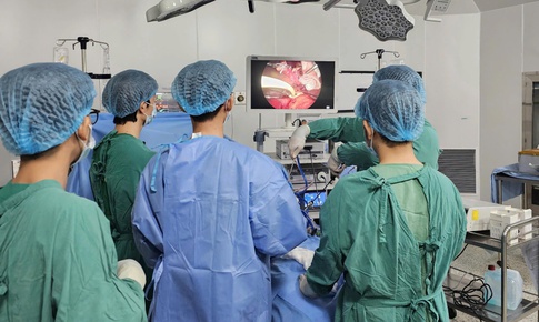 Nội soi cắt ung thư gan nặng 400g ở bệnh nhân viêm gan B