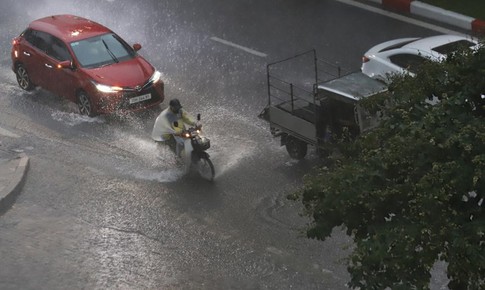 Liên tiếp cảnh báo mưa ở Hà Nội, dông lốc ở Hạ Long