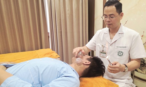 Ngâm bể sục, ngủ phòng điều hòa, nam sinh liệt mặt sau một đêm