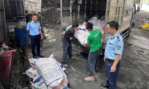 Khám ô tô tải trong đêm, phát hiện hơn 1 tấn mỡ lợn không rõ nguồn gốc