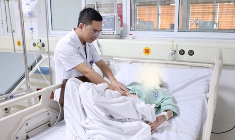 Cứu cụ bà 100 tuổi bị tắc ruột do dây chằng