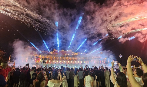 'Biển người' đổ về Đại nội Huế trải nghiệm không gian hoàng cung về đêm