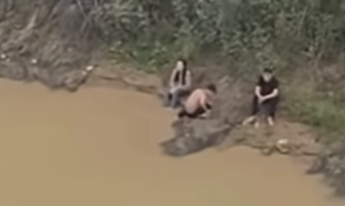 Hai nam sinh lao xuống sông, kịp thời cứu người nhảy cầu