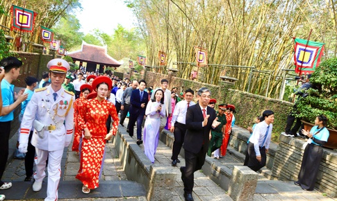 Hàng nghìn người dân và du khách đến dâng hương tại Đền Tưởng niệm các Vua Hùng ở TPHCM