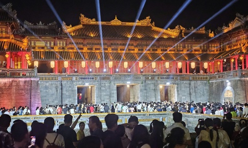 Dòng người 'ùn ùn' tham quan Đại nội Huế dịp nghỉ lễ Giỗ Tổ, điều gì tạo nên sức hút?