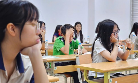 Tỷ lệ chọi lớp 10 Hà Nội vẫn khốc liệt dù 22.000 sĩ tử rời 'đường đua' vào trường công