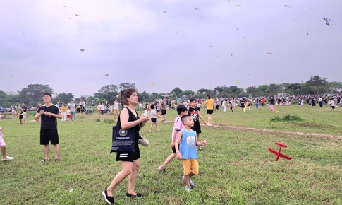 Thả diều - thú vui 'gây nghiện' mới của nhiều người Hà Nội: Mưa cũng chơi, tối vẫn đông kín bãi